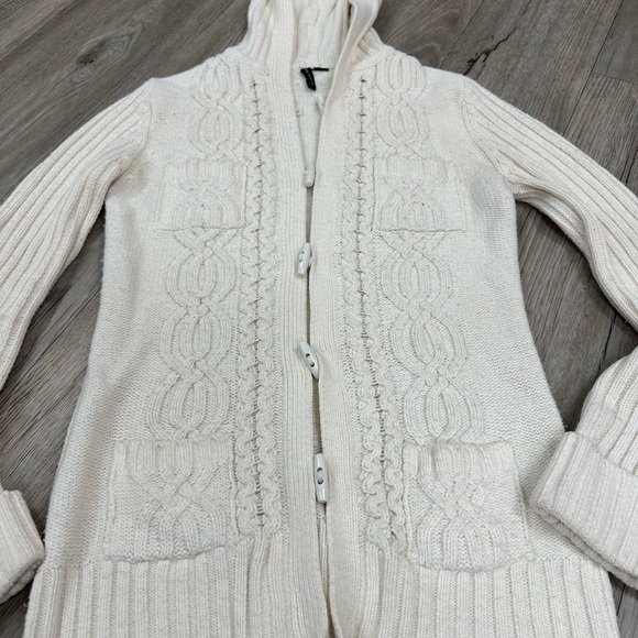 Size small Cardigan, very cute with the toggle buttons - Picture 2 of 9